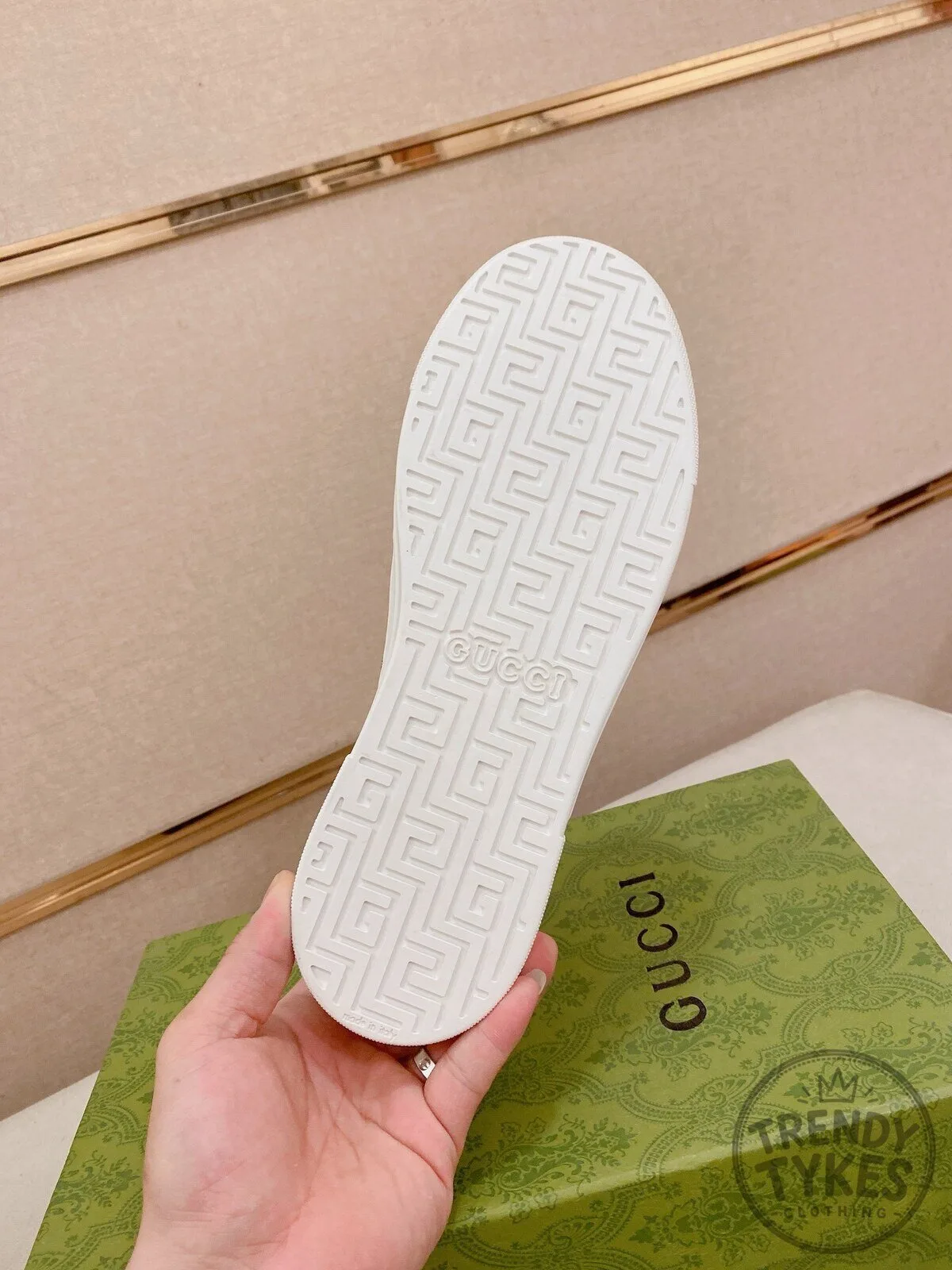 Gucci White Leather Stripe Accent Sneakers 9 Gucci White Leather Stripe Accent Sneakers